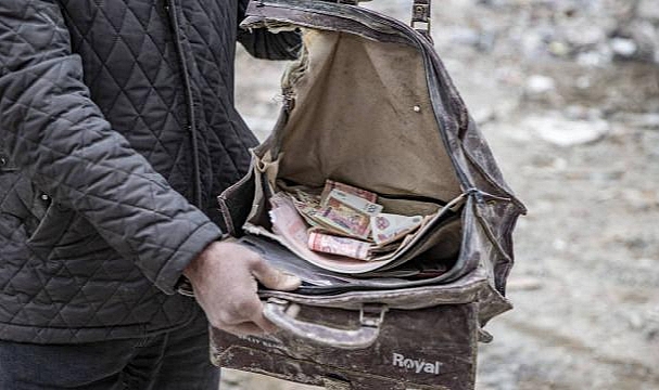 Enkaz kaldıran hafriyatçı bulduğu para dolu çantayı polise teslim etti
