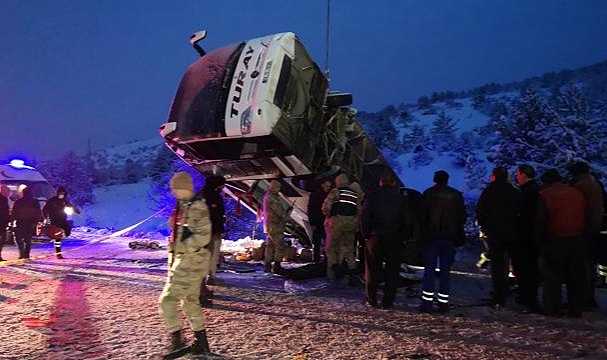 Erzincan'da otobüs devrildi: 2 ölü, 21 yaralı