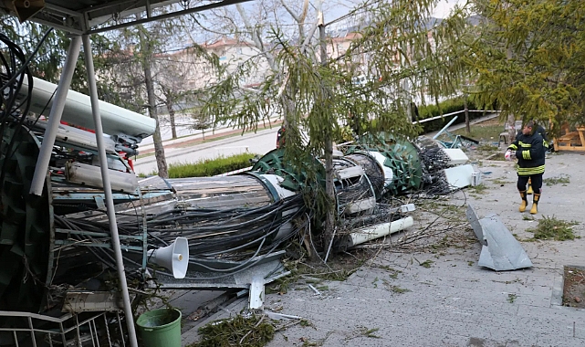Erzincan'da şiddetli fırtına cami minaresini devirdi