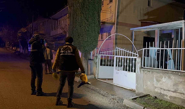 Evlerinin önünde silahlı saldırıya uğrayan 2 kardeş yaralandı