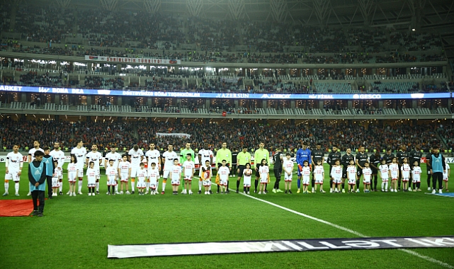 Galatasaray ile Karabağ depremzedeler için sahaya çıktı