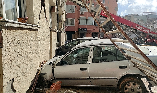 Hatay'da 5 otomobil, 50 kişiyi kurtardı