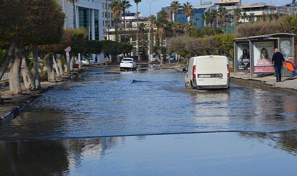 İskenderun'da yükselen deniz suyu çekildi