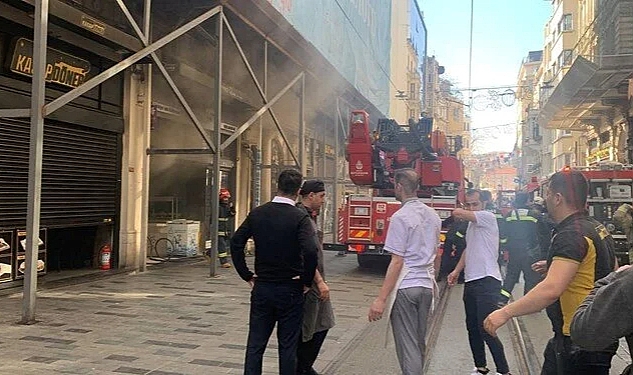 İstiklal Caddesi'nde bir restoranda yangın: Alevler kiliseye de sıçradı