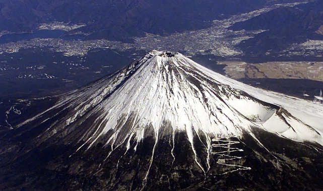 Japonya'da aktif yanardağ Fuji'nin patlaması halinde halktan yürüyerek kaçmaları istenecek