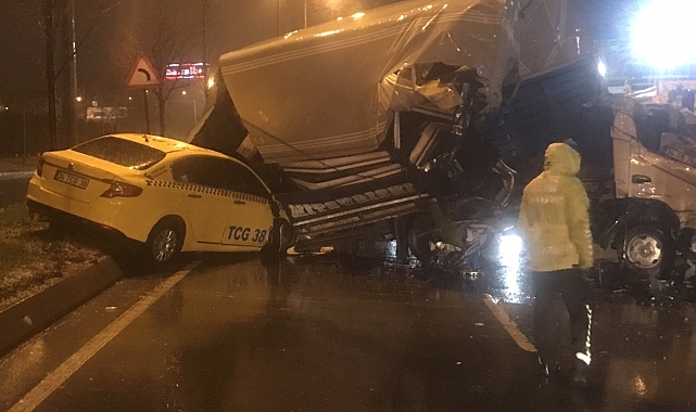 Kamyon taksinin üstüne devrildi