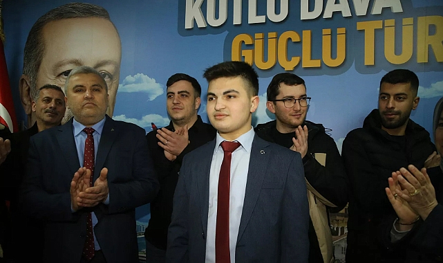 Kocaeli'de 18 yaşındaki lise öğrencisi AK Parti'den milletvekili aday adaylığına başvurdu