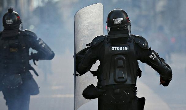 Kolombiya'da protesto düzenleyen köylüler 79 polisi zorla alıkoydu