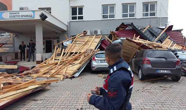 Öğrenciler dersteyken fırtına okulun çatısını uçurdu: 3 araç zarar gördü