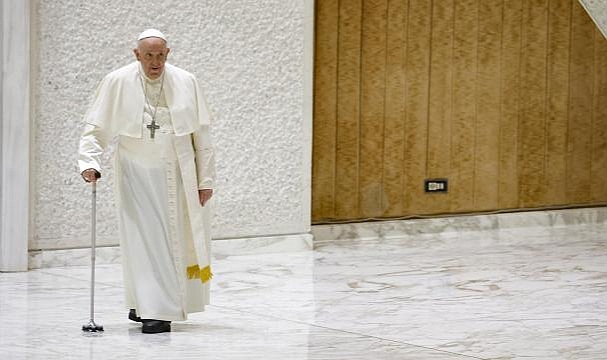 Papa Franciscus hastaneye kaldırıldı
