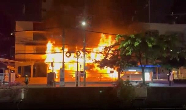 Tayland'da karakol alev alev yandı