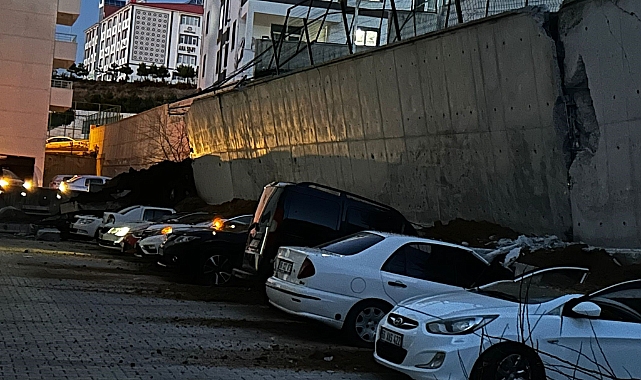 Yozgat'ta istinat duvarı çöktü, 11 araç hasar gördü