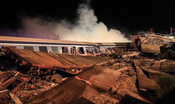 Yunanistan'da iki tren çarpıştı: 26 ölü
