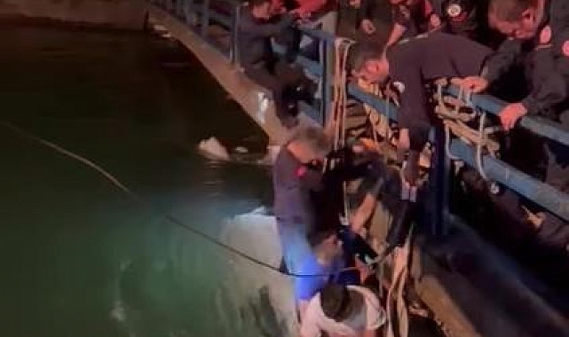 Adana'da minibüs sulama kanalına düştü, itfaiye 4 kişiyi boğulmaktan kurtardı