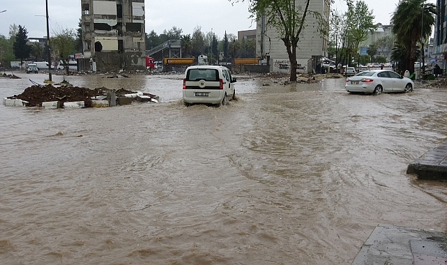 Adıyaman'da sağanak yağış cadde ve sokakları göle çevirdi