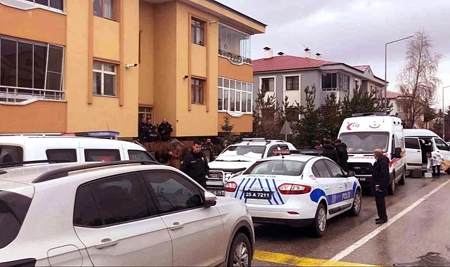 Annesini bıçaklayarak öldürdü, babasını yaraladı