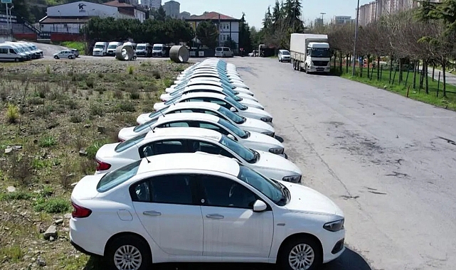 Başakşehir'de boş arazide stoklanmış araçlar bulundu
