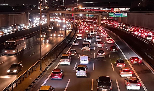 Bayram tatili sonrası trafik yoğunluğu: TEM Otoyolu’nda araç kuyruğu 25 kilometreyi aştı
