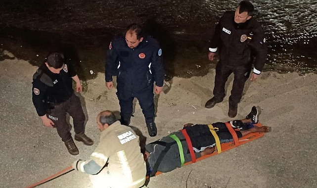 Bursa’da hırsızlık suçundan aranan şahıs, bekçilerden kaçarken dereye atladı