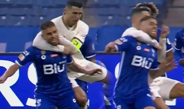 Cristiano Ronaldo’nun rakibinin boğazına sarılarak yaptığı faul gündem oldu