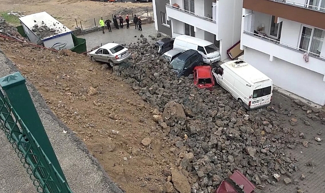 Depremden etkilenmeyen istinat duvarı yağmurda çöktü, araçlar hurdaya döndü