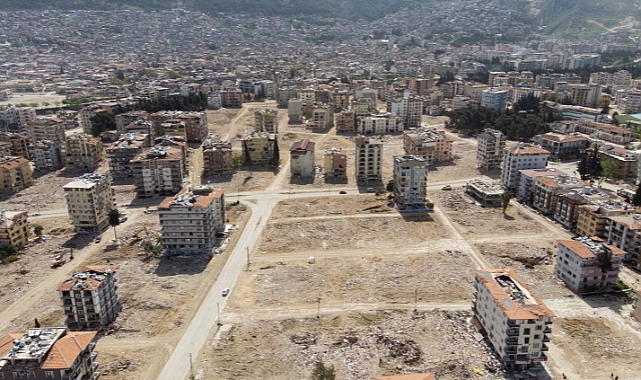 Enkazlar kalktı binaların yerini boş meydanlar aldı