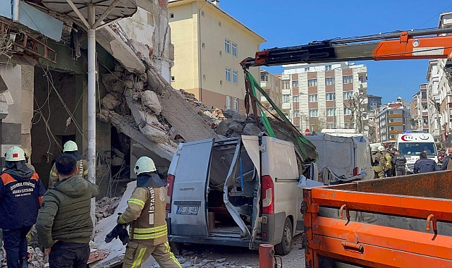 Güngören'de metruk bina çöktü: 1 yaralı
