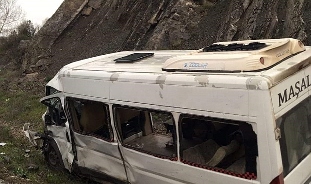 İşçi servisi ile hafif ticari araç çarpıştı: 2 ölü, 17 yaralı