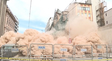 Karaköy'de 5 katlı bina çöktü