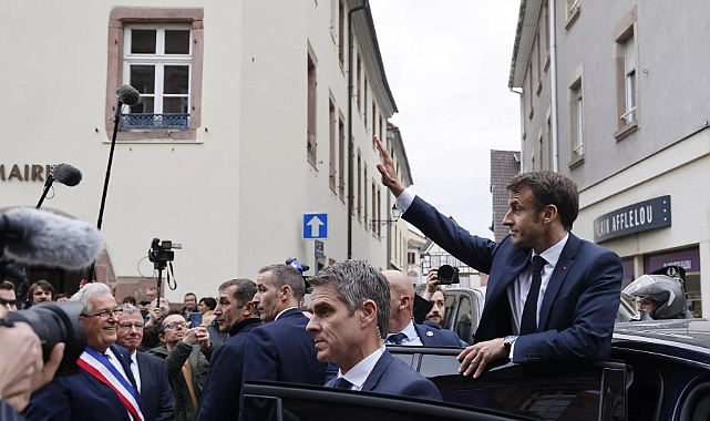 Macron'a orta parmak işareti yapan üç protestocu için hapis cezası istenildi