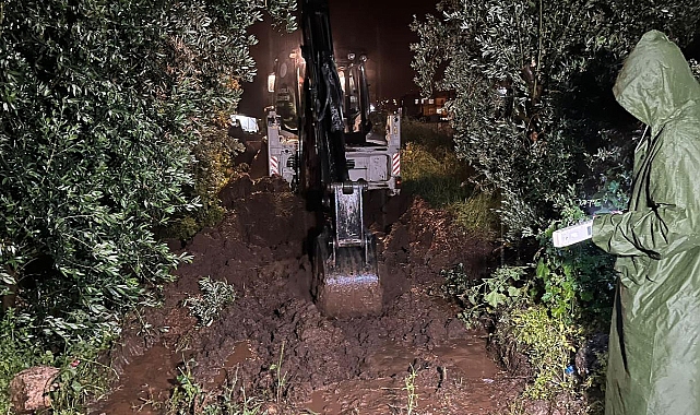 Mersin'de sağanak ve dolu: Bahçelerde su baskınları oluştu
