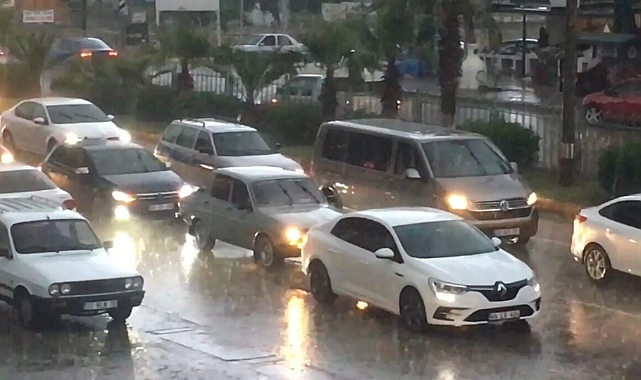 Mersin'i dolu ve sağanak yağış vurdu: Yollar dereye döndü, bazı binaların zemin katlarını su bastı