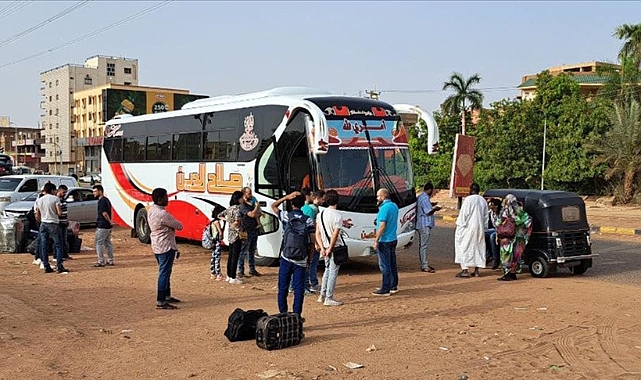 Sudan'dan 1600'ü aşkın Türk vatandaşı otobüslerle Etiyopya'ya taşındı