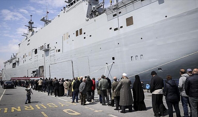 TCG Anadolu gemisine ziyaretçi akını sürüyor