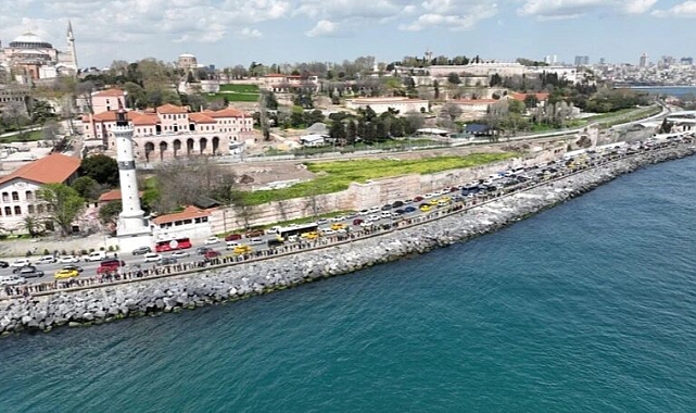 TCG Anadolu'ya ziyaretçi akını: Kilometrelerce kuyruk oluştu