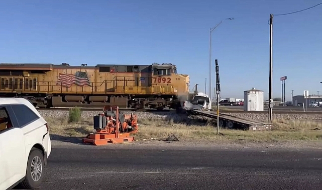 Teksas’ta yük treni raylardaki aracı biçti