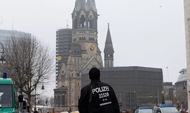Alman polisi, Sabah Avrupa gazetesinin ofisini bastı, iki Türk gazeteciyi gözaltına aldı