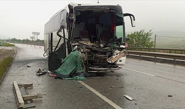Bursalı öğrencileri taşıyan otobüs TIR’a çarptı: 33 yaralı