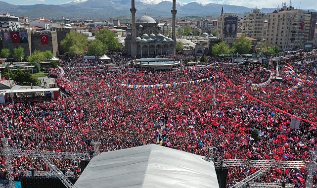 Cumhurbaşkanı Erdoğan'ın "Rekor kırdı" dediği Kayseri mitinginde tarihi kalabalık havadan görüntülendi
