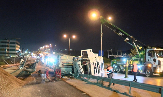 Damperi açık kalan tır EDS direğine çarpıp devrildi
