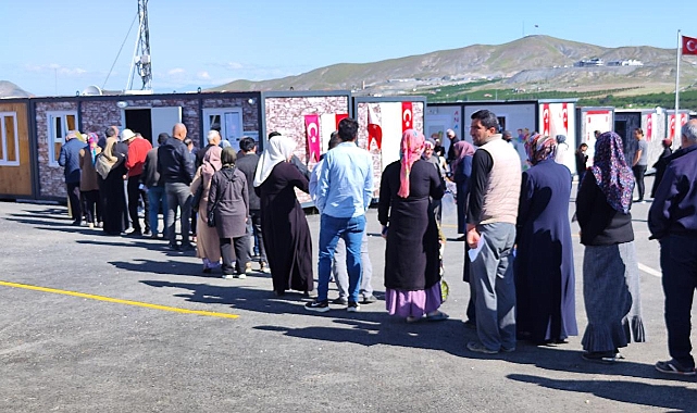 Deprem bölgesinde vatandaşlar sandık başına gitti