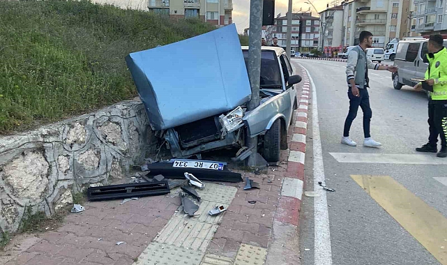 Direğe çarpıp hurdaya dönen otomobilden burunları bile kanamadan çıktılar
