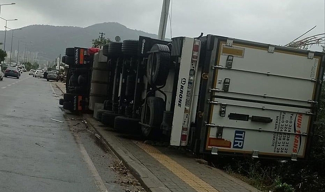 Fırtına ve hortum biri tır iki aracı devirdi, çatıları uçurup seraları parçaladı