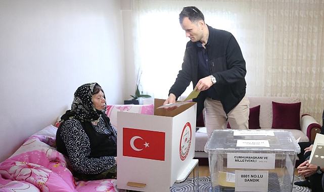 Hasta veya engelliler 'seyyar sandık' ile oylarını kullandı