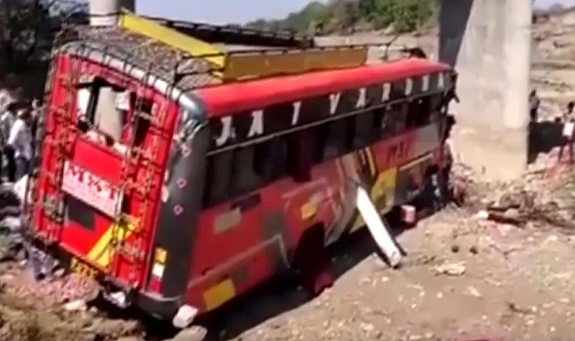 Hindistan’da otobüs köprüden uçtu: 22 ölü