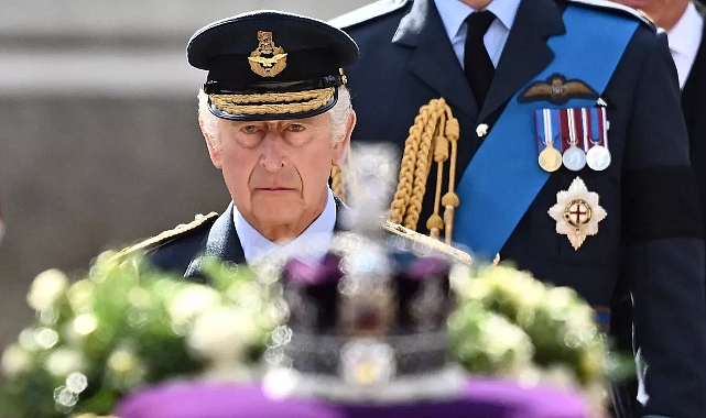 İngiltere'de 70 yıl sonra bir ilk: Kral Charles'ın taç giyme töreni başladı