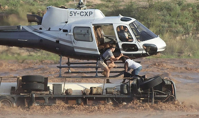 Kenya'da selin ortasında kalan kişi helikopterle kurtarıldı