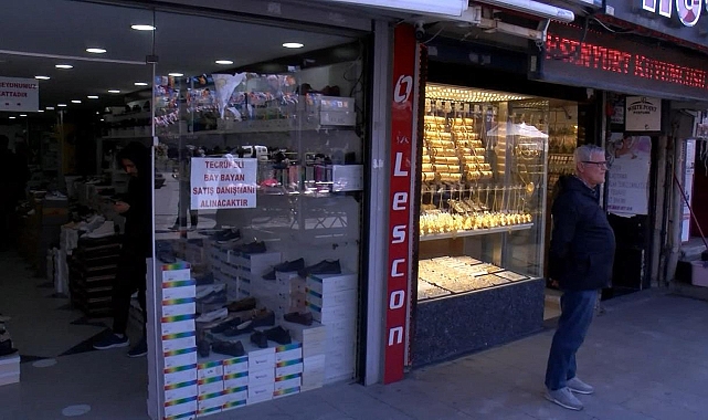 Kuyumcuya giremeyince yanındaki ayakkabıcıyı soydular
