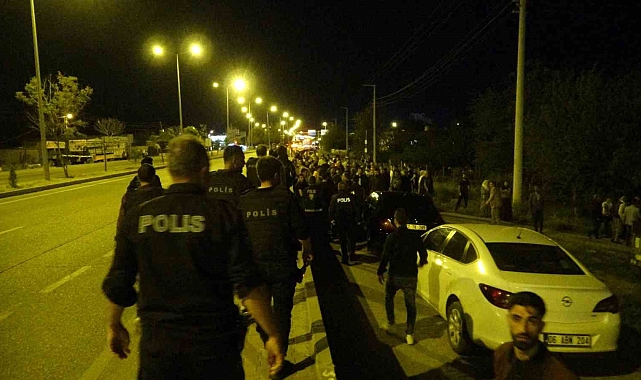 Market borcu yüzünden çıkan tartışma aileleri karşı karşıya getirdi: Polis mahallede set oluşturdu