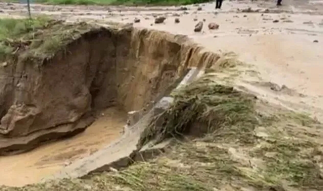 Sağanak yağış kara yolunu ikiye böldü
